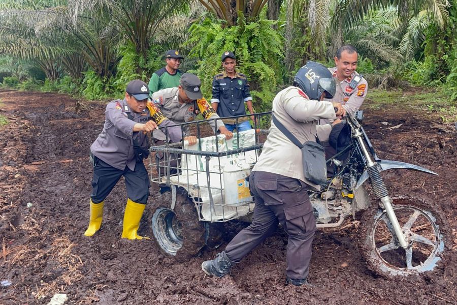 Rela Gunakan Grandong, Kapolsek Siak Kecil Sosialisasi Pemilu Damai di Desa Tanjung Damai