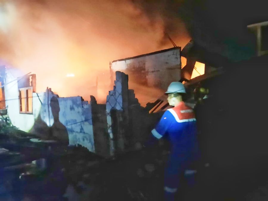 Respon Cepat Tim Fire Brigade PT Pertamina Patra Niaga Produksi Sungai Pakning Tangani Kebakaran