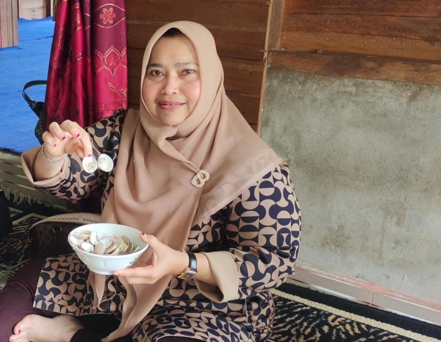 Sebelum Berkampanye, Calon Bupati Nomor Urut 1 Dihidangkan Makan Berlauk Kepah