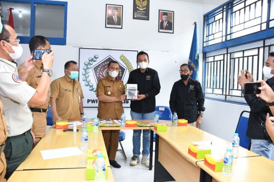 Silaturahmi Bersama PWI Bengkalis Wabup Bengkalis Ajak Jurnalis Menulis dengan Hati Nurani