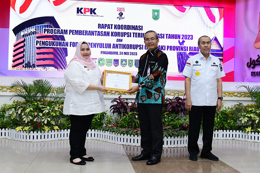 Sukses Tertibkan Aset, Bupati Kasmarni Terima Apresiasi dari KPK