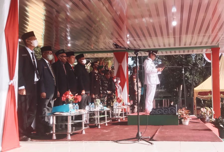 Syahnan Ady Kusuma Pimpin Upacara HUT RI ke- 77 Kecamatan Siak Kecil