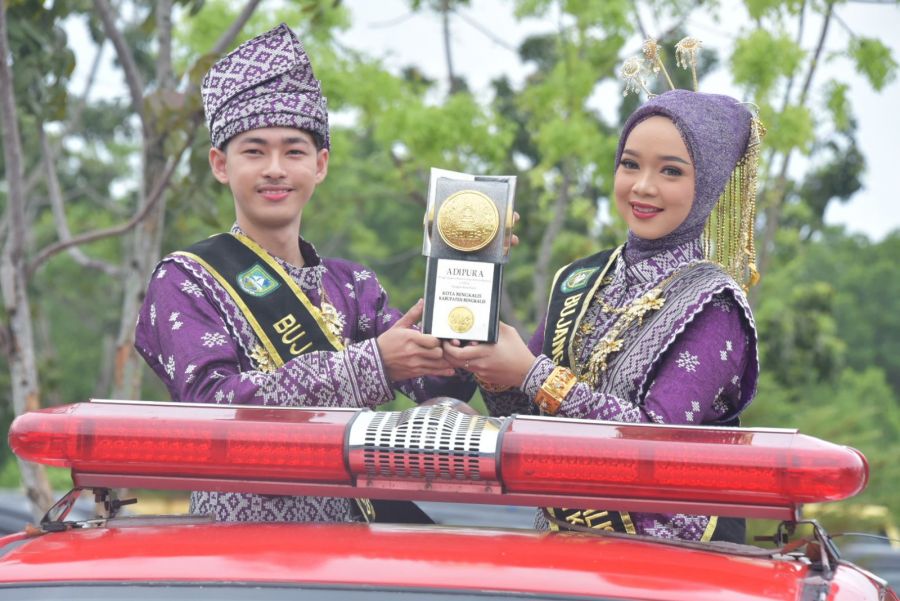 Tanda Syukur, Bangga dan Apresiasi Kepada Petugas Kebersihan, Kasmarni Bawa Adipura Keliling Kota