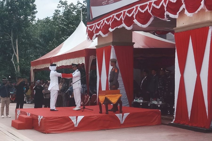 Taufik Hidayat Pimpin Upacara Bendera HUT RI ke-77 Kecamatan Bandar Laksamana