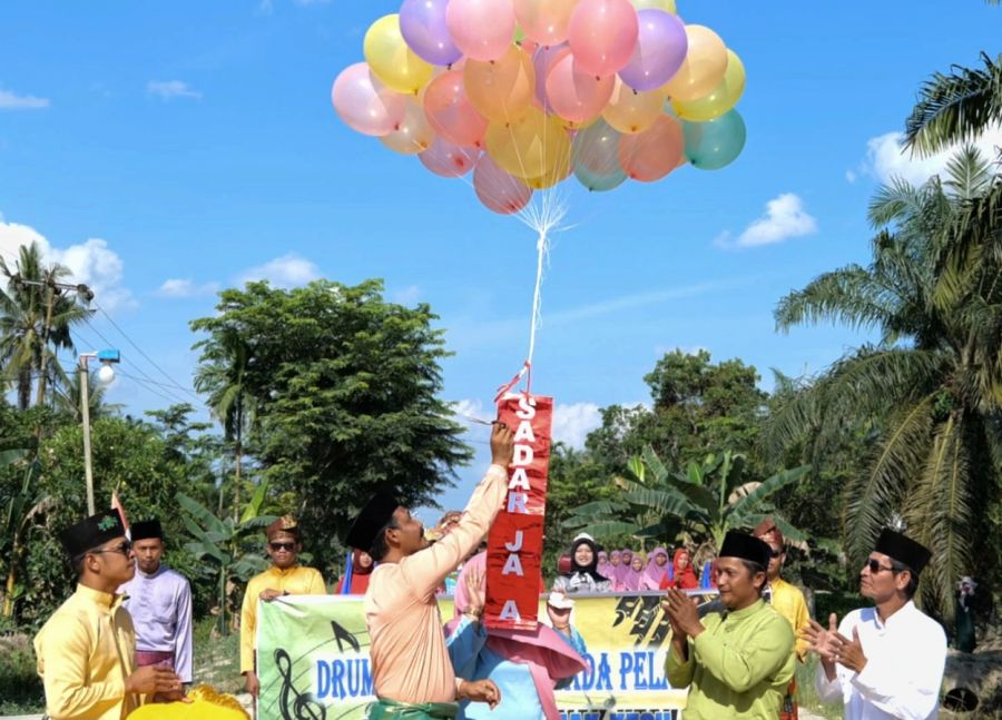 Terbangkan Puluhan Balon, Tandai Pawai Ta'aruf MTQ Desa Sadar Jaya dimulai