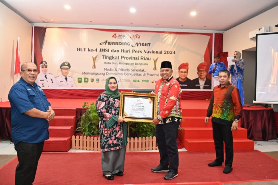 Tiga Bupati di Riau Terima Anugerah, Bupati Bengkalis Terima  Pin Emas dari JMSI Riau