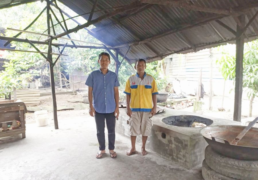 Tim Pengabdian Polbeng Laksanakan Perbaikan Rumah Produksi UMKM Gula Aren di Rokan Hilir
