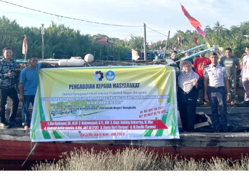 Tim Pengabdian Polbeng Lakukan Pemasangan Lampu Navigasi pada Kapal Nelayan Desa Meskom Bengkalis