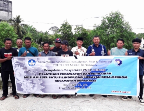 Tim Pengabdian Polbeng Beri Pelatihan Perawatan dan Perbaikan Mesin Diesel Satu Silinder