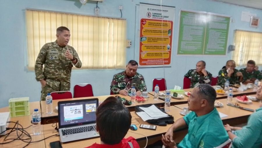 Tim Penyuluh Karhutla Manes TNI Gelar Sosialisasi di PT SPM Desa Sukajadi