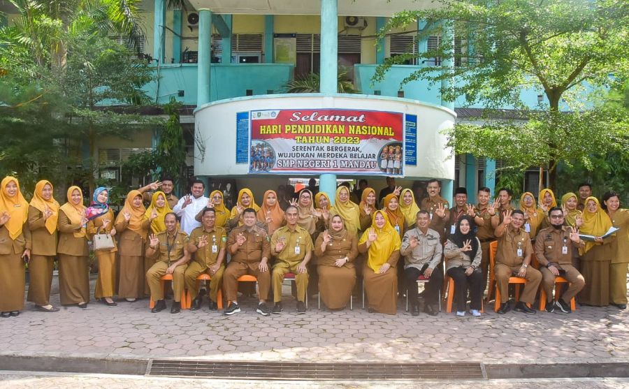 Tinjau Asesmen Sumatif SD dan SMP di Mandau Pinggir, Bupati Kasmarni Harapkan Lulus Semua