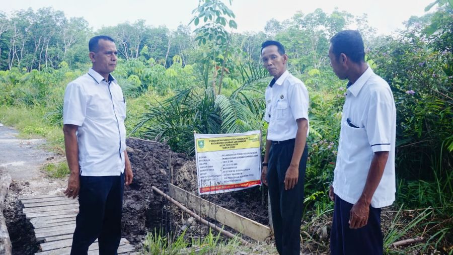Tinjau Pembangunan Infrastruktur, Kades Tenggayun: Harus dilaksanakan Sesuai Ketentuan yang ada