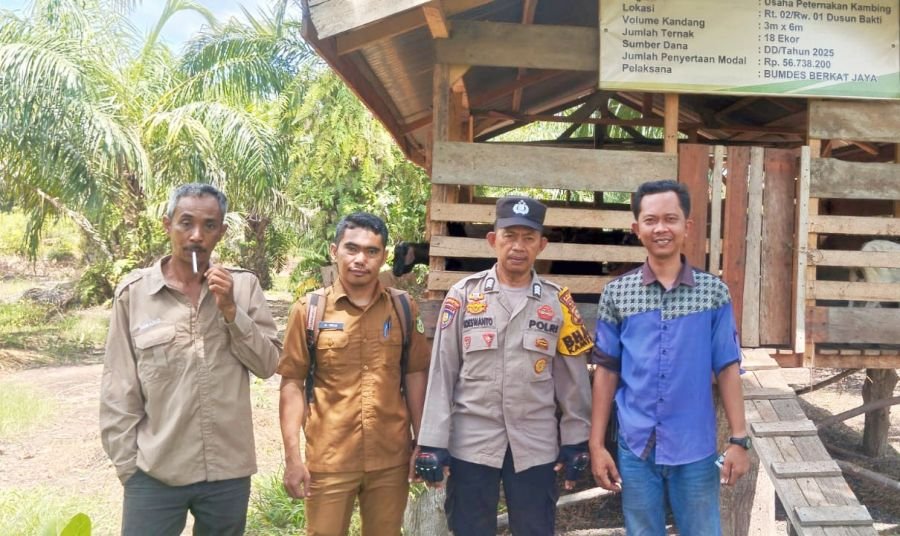 Tinjau Ternak Kambing, Polsek Bukit Batu Beri Motivasi Peternak