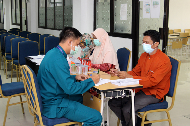 Untuk Bebas dari Narkoba, Seluruh Dosen dan Karyawan Polbeng Lakukan Tes Urine