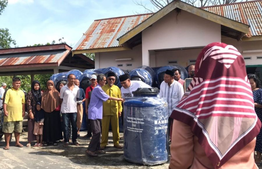 Untuk Kesejahteraan Masyarakat, Pemdes Sukajadi Serahkan Bantuan PAH kepada Warganya