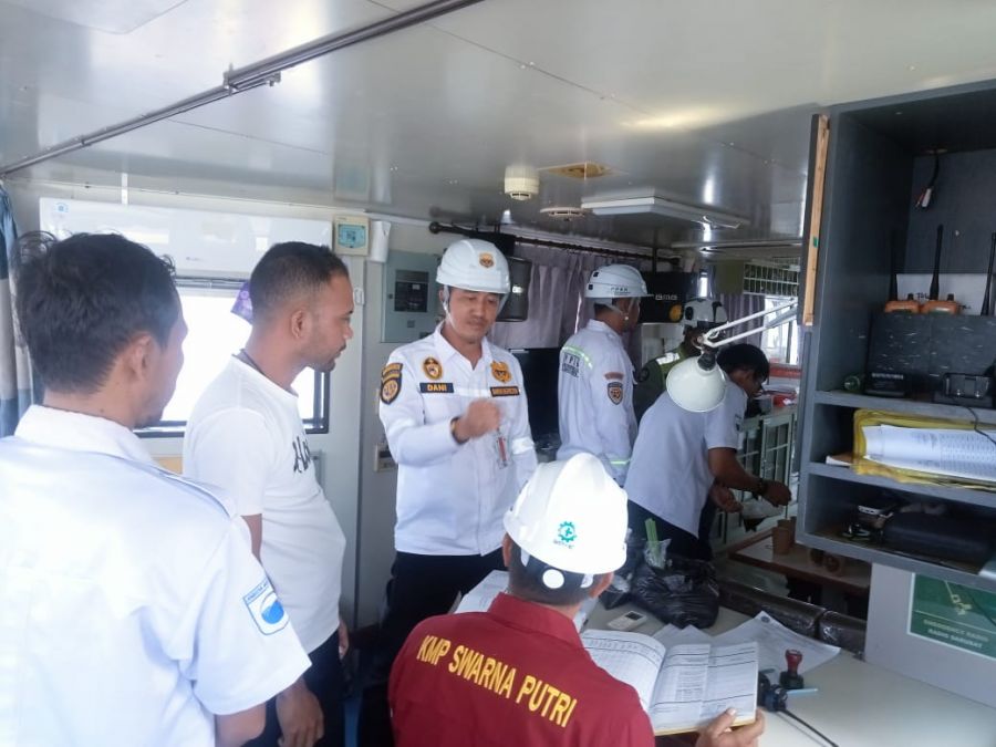 Untuk Memastikan Keselamatan Berlayar, KSOP Kelas II Tanjung Buton Lakukan Pemeriksaan Kapal Roro