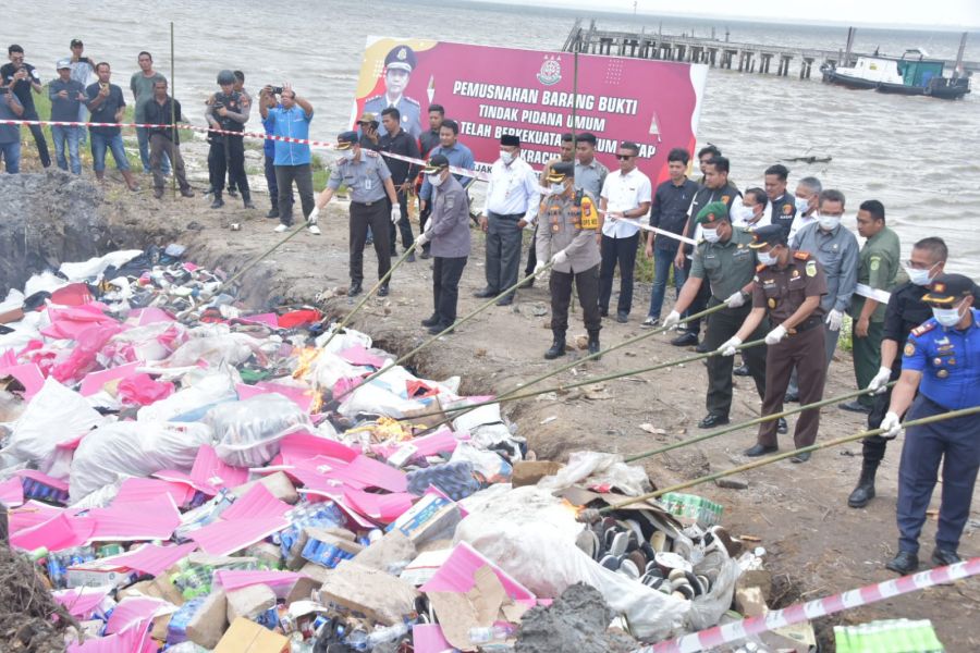 Wakil Bupati  Apresiasi Kinerja Kejari Bengkalis Atas Pemusnahan 113 Barang Bukti