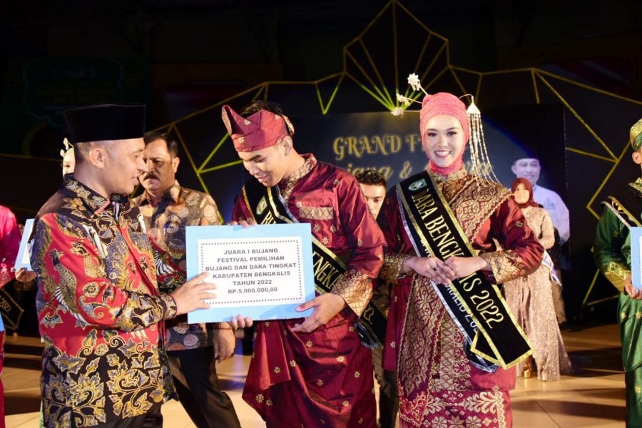 Wakil Bupati Bagus Santoso Menyerahkan Hadiah Bujang dan Dara Terpilih Bengkalis 2022