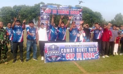 buka-open-tournamen-sepak-bola-camat-bukit-batu-lepas-puluhan-burung-perkutut