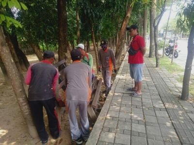 DLH Bojonegoro Amankan Kursi dan Tambah Lampu Penerangan Taman Veteran, Berharap Warga Ikut Menjaga 