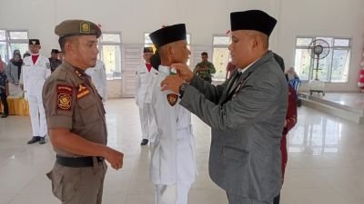 kukuhkan-25-anggota-paskibraka-camat-bukit-batu-titipkan-kehormatan-kecamatan-pada-mereka