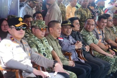 sinergi-perkuat-ketahanan-pangan-wabup-bagus-santoso-hadiri-panen-raya-tni-di-siak-kecil